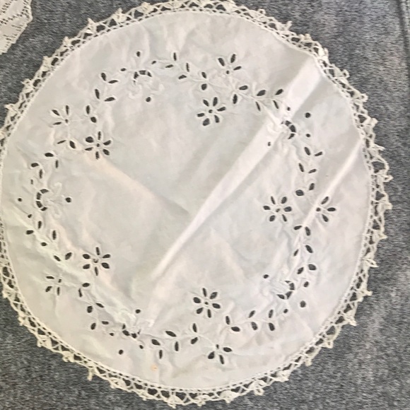 Two crochet doilies - Picture 4 of 7